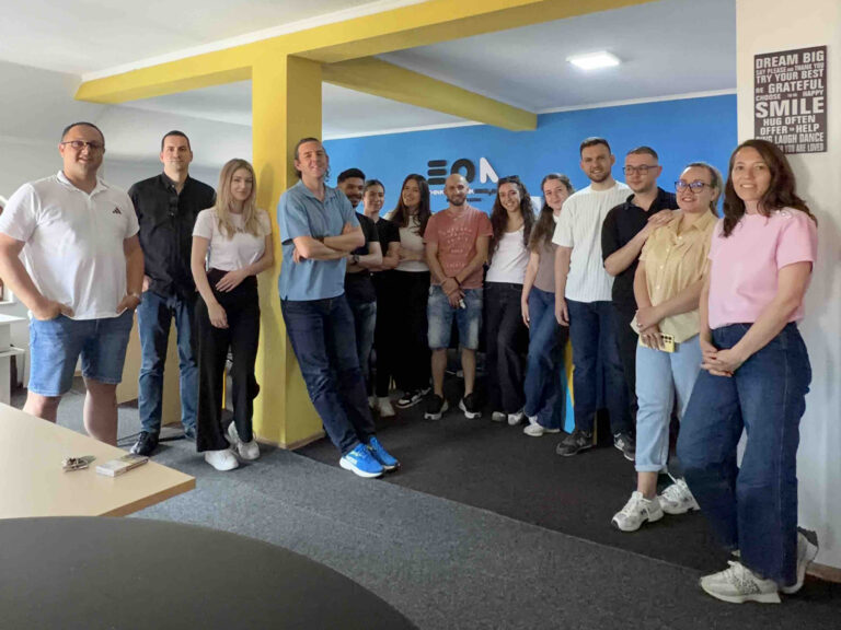 web-eon-team-photo-birthday-2060-1000x1000